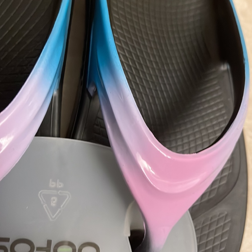 New OOFOS Slippers - Picture 2 of 2